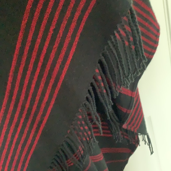 Garnet and black boutique poncho - Picture 5 of 6